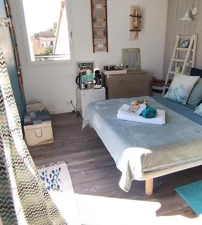 Chambre Avec Tropezienne Vue Mer A L'Ayguade ,Climatisee ,Parking Gratuit Et Proche Aeroport Hyères
