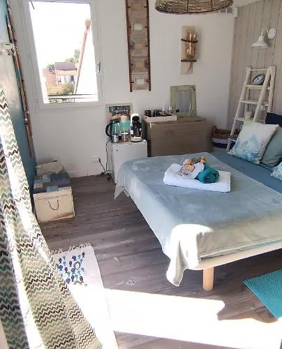 Chambre Avec Tropezienne Vue Mer A L'Ayguade ,Climatisee ,Parking Gratuit Et Proche Aeroport Hyères