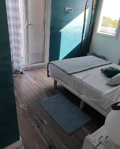 Chambre Avec Tropezienne Vue Mer A L'Ayguade ,Climatisee ,Parking Gratuit Et Proche Aeroport * Hyères